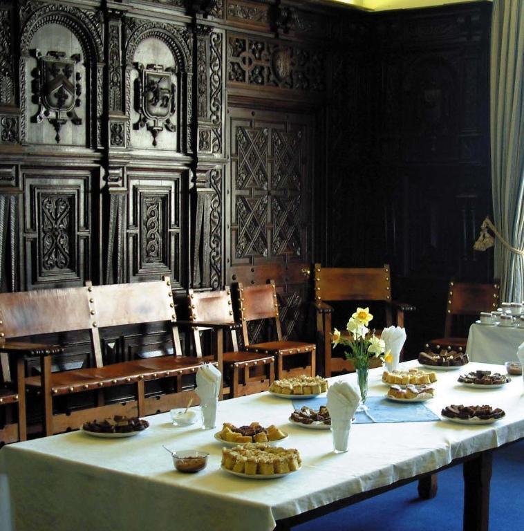 Gregynog Hall Hostal Tregynon Exterior foto